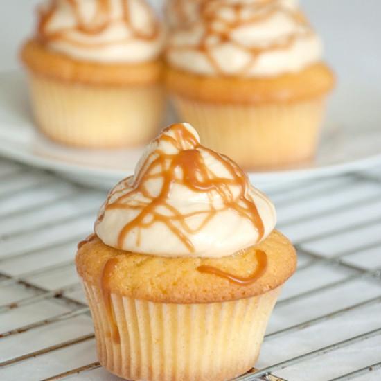 Rezeptbild: Vanille-Cupcakes mit Karamell-Frosting {Vanilla Cupcakes with Caramel Frosting}