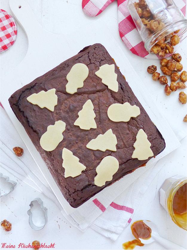 Rezeptbild: Gewürz Brownie mit Mandarinen Marmelade und Butter-Caramel Toffee mit gebrannten Mandel Splittern