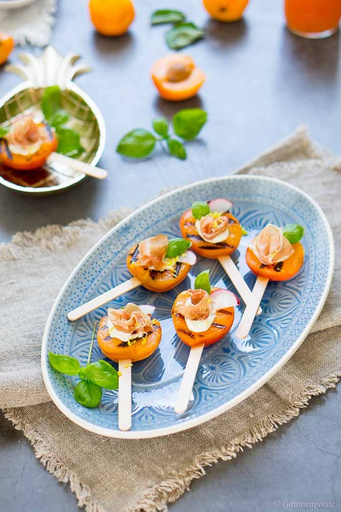 Rezeptbild: Gegrillte Aprikosen-Lollies mit Prosciutto
