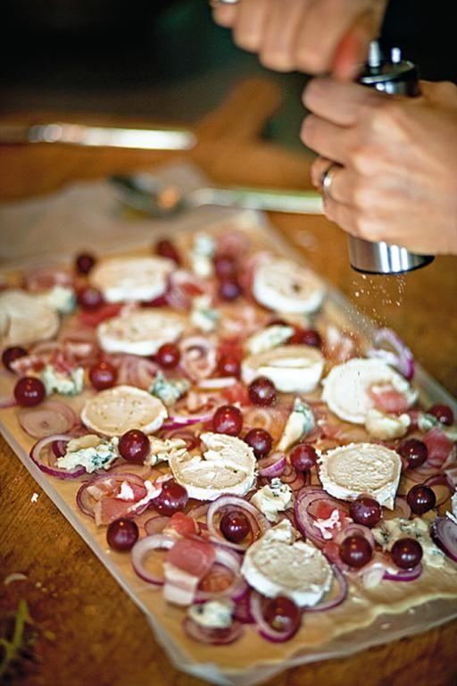Rezeptbild: Flammkuchen mit Ziegenkäse und Weintrauben