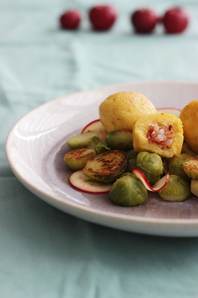 Rezeptbild: Polentaknödel mit Käse-Speckfüllung und Apfel-Rosenkohlgemüse