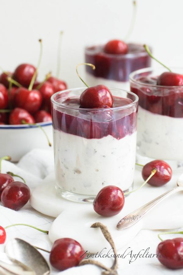 Rezeptbild: Stracciatella Quarkdessert mit Kirschgrütze