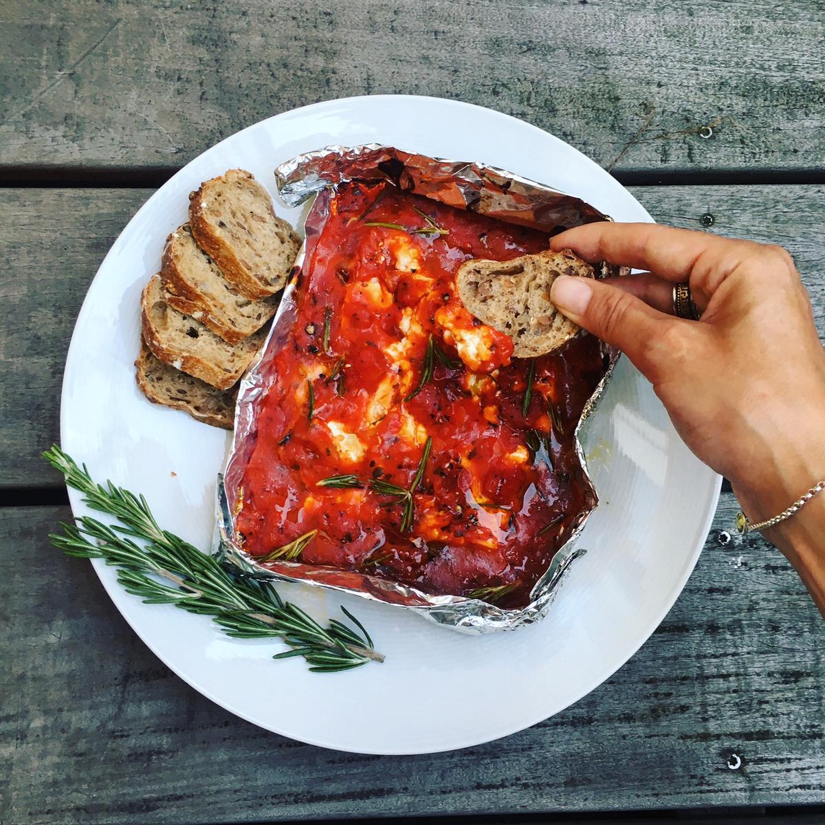 Rezeptbild: BBQ FETA MIT TOMATENSAUCE UND ROSMARIN