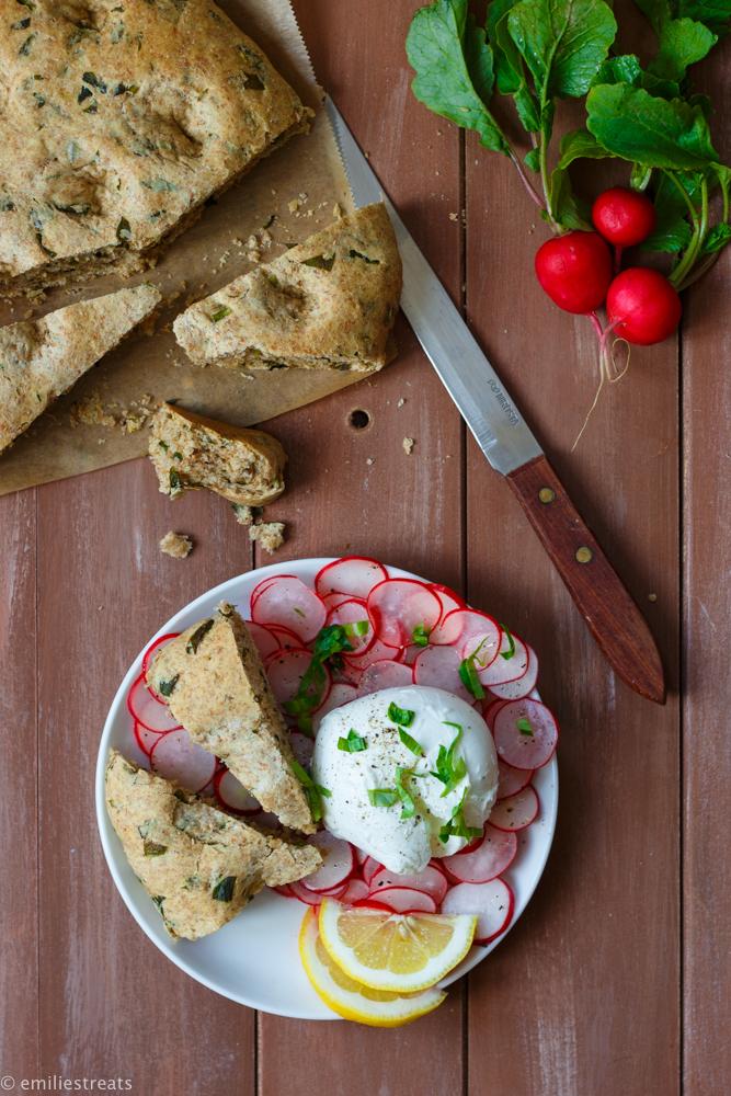 Rezeptbild: Vollkorn-Focaccia mit Bärlauch, Radieschensalat und Büffelmozzarella