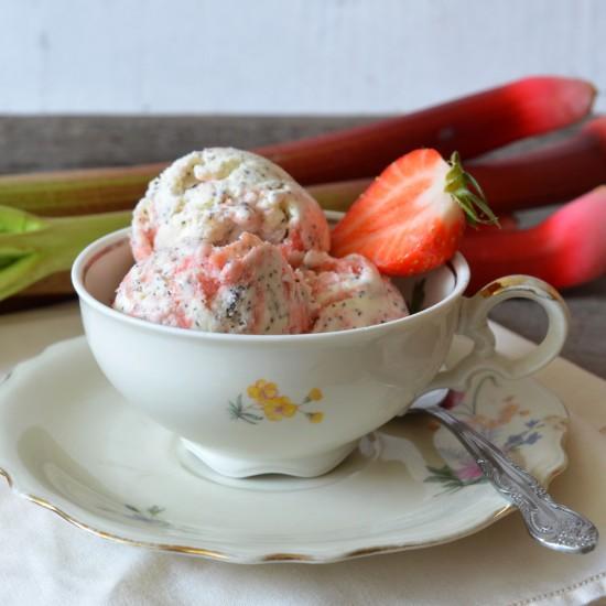 Rezeptbild: Erdbeer-Rhabarber-Mohn-Eis (ohne Eismaschine)