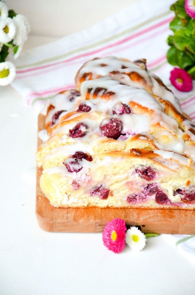 Rezeptbild: Vanille-Kirsch Topfen-Hefezopf