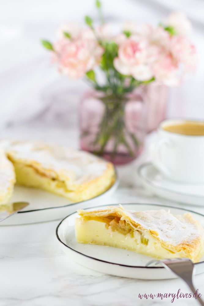 Rezeptbild: Rhabarber-Blätterteigkuchen mit Vanillepuddingfüllung