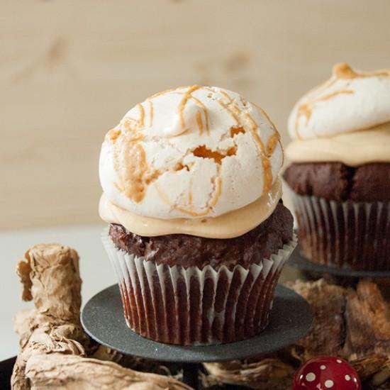 Rezeptbild: Schoko-Cupcakes mit Erdnussbutter-Frosting und Baiserhäubchen