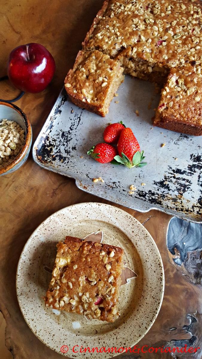 Rezeptbild: Granola Breakfast Cake mit Äpfeln und Erdbeeren