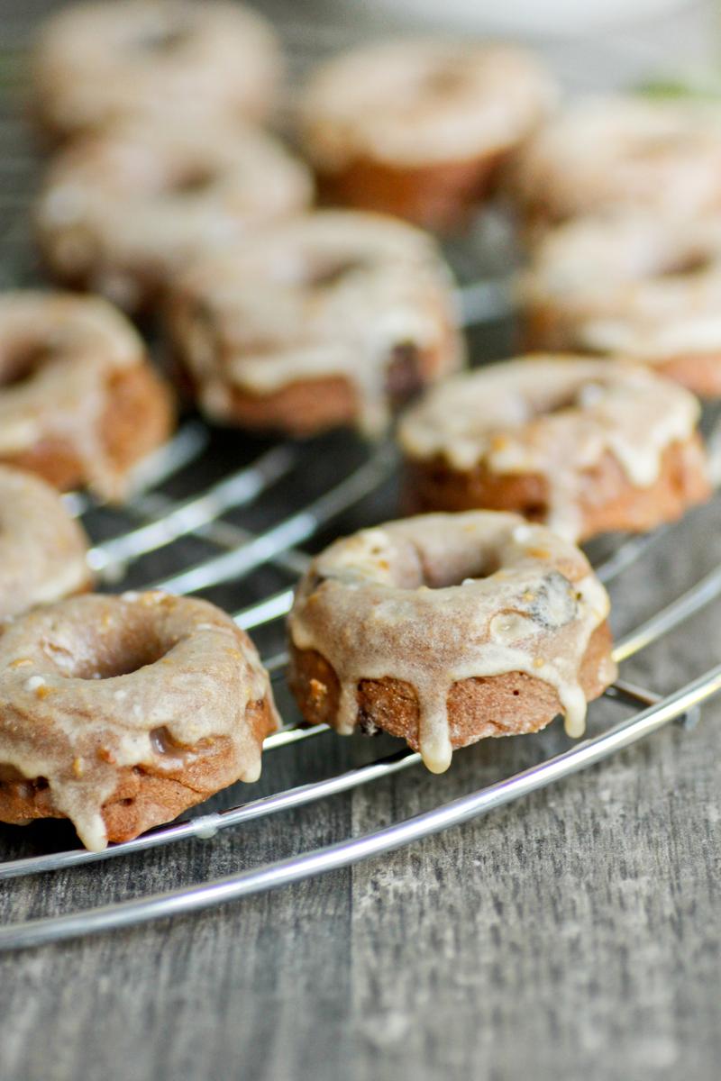 Rezeptbild: Mini-Donuts mit Schoko-Karamell aus dem Ofen