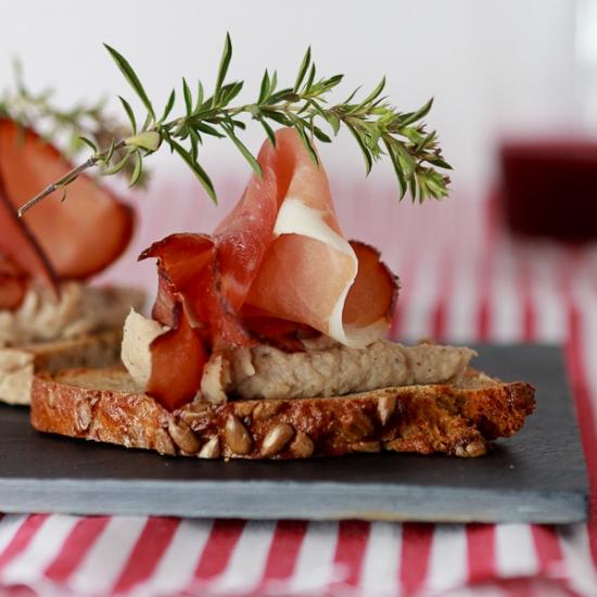 Rezeptbild: Crostini mit Maronencrème und Schwarzwälder Schinken