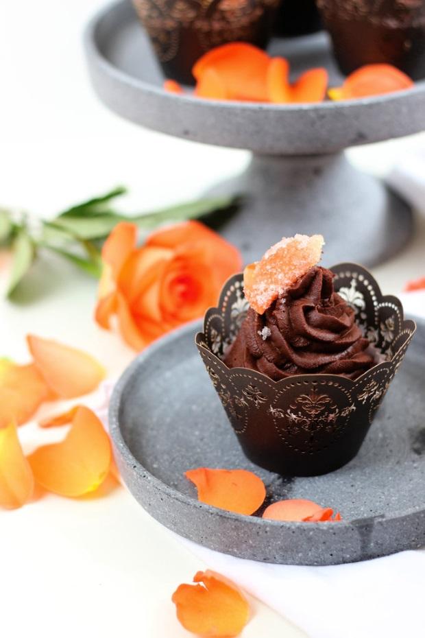 Rezeptbild: Schokoladen Cupcakes mit Rosentopping