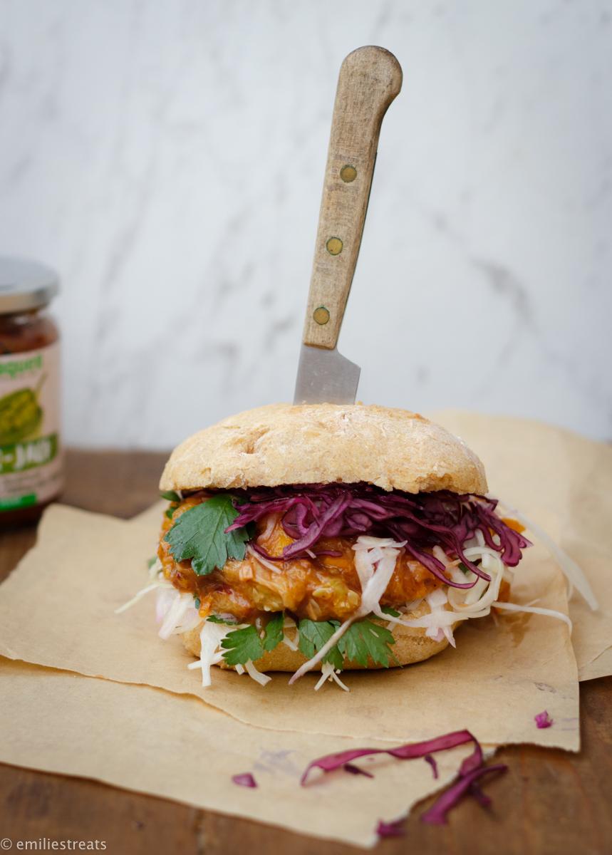 Rezeptbild: Pulled-Zucchini-Burger mit Maismehl-Brötchen