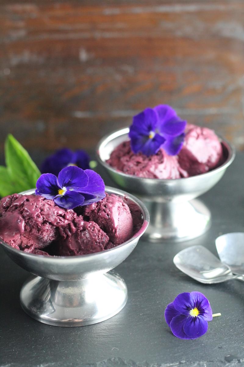 Rezeptbild: Heidelbeer-Basilikum-Eis