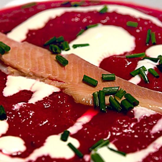 Rezeptbild: Rote-Bete-Suppe mit geräucherter Forelle