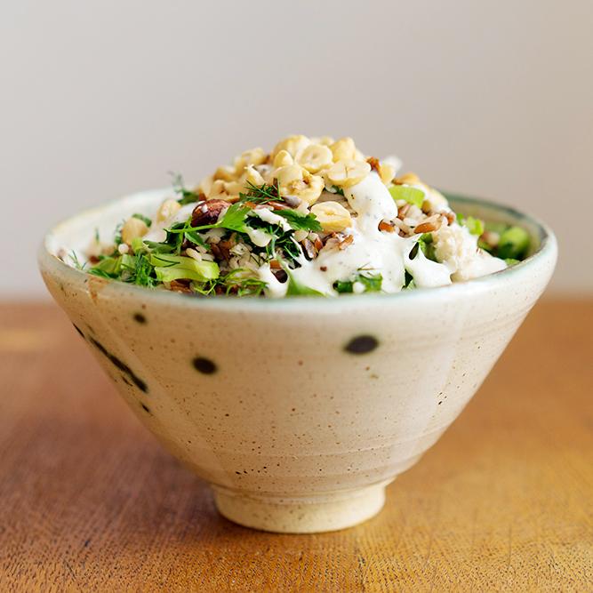 Rezeptbild: Reissalat mit Hähnchenbrust, Sellerie, Kräutern und Haselnüssen