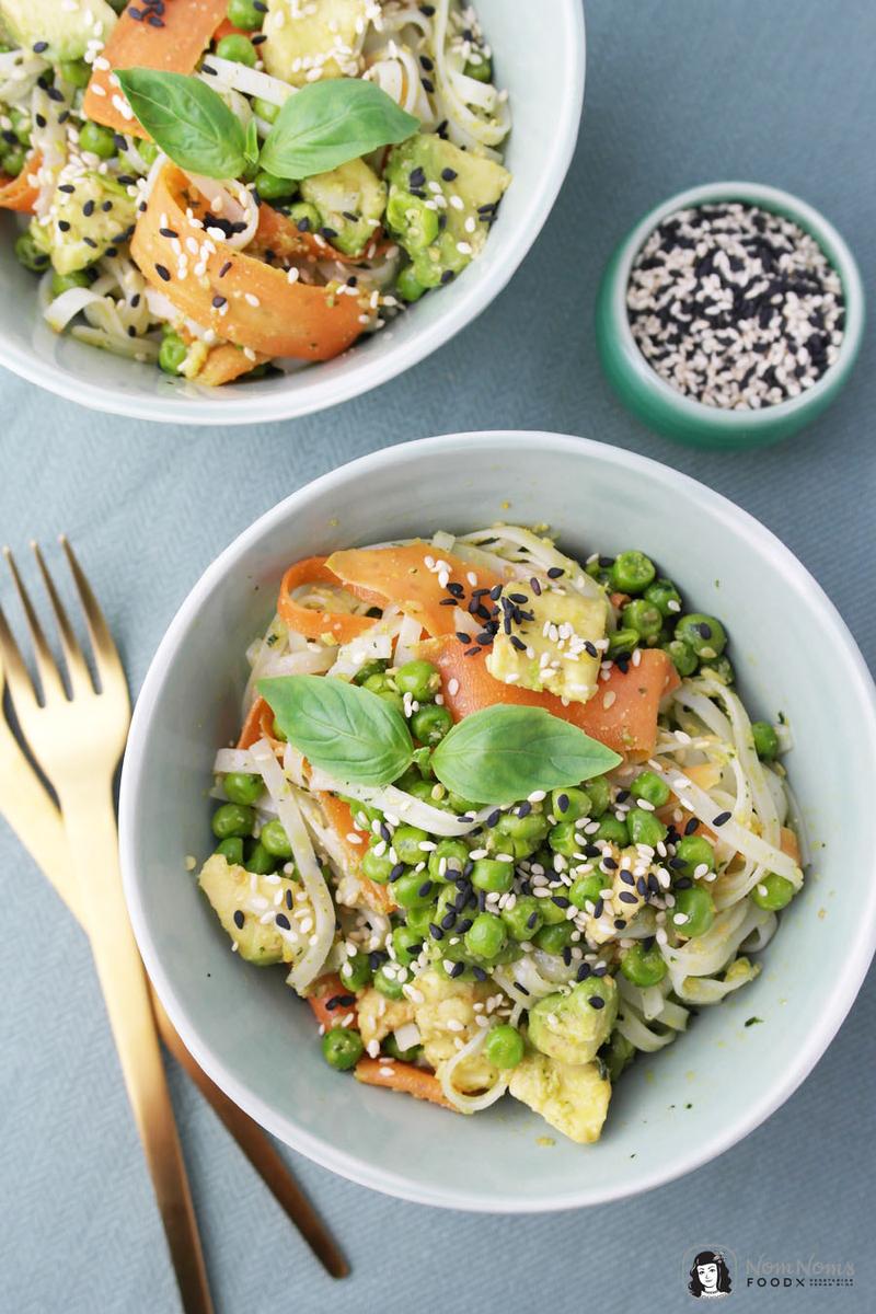 Rezeptbild: Reisnudelsalat mit Sesam-Basilikum-Pesto, Möhren, Erbsen und Avocado