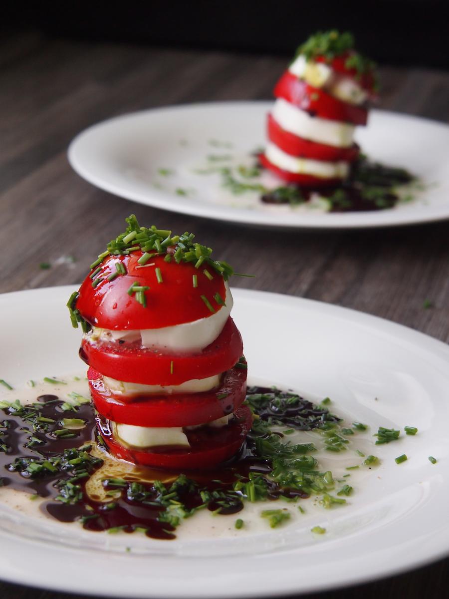 Rezeptbild: Tomaten - Schafkäse - Türmchen mit Kürbiskernöl