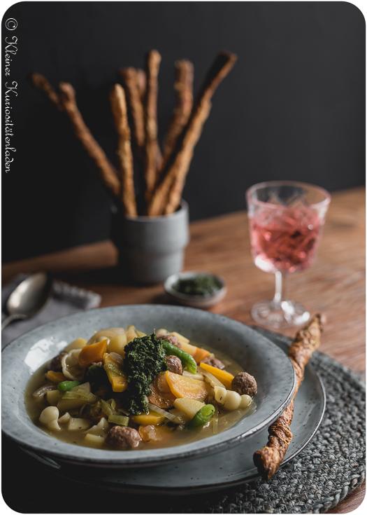 Rezeptbild: Herbstliche Soupe au Pistou mit Möhrengrünpesto