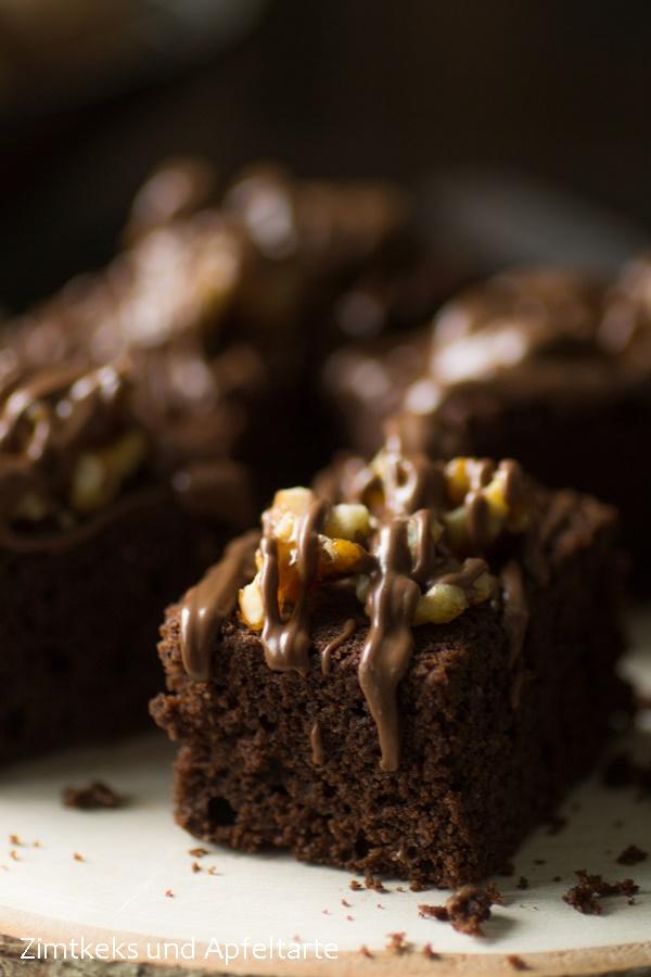 Rezeptbild: Winter-Brownie mit karamellisierten Walnüssen 