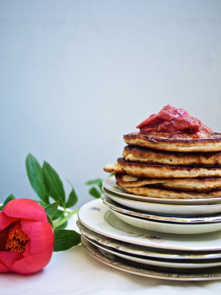Rezeptbild: Buttermilch-Pancakes mit Rhabarber-Kompott
