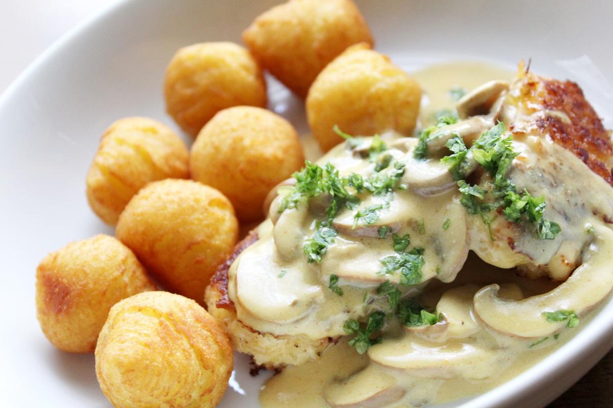 Rezeptbild: Hähnchenschnitzel mit Zitronen-Weißwein-Soße und Champignons