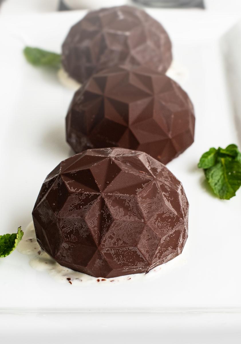 Rezeptbild: Cremiges Eierlikör-Eis unter knackiger Schokohaube