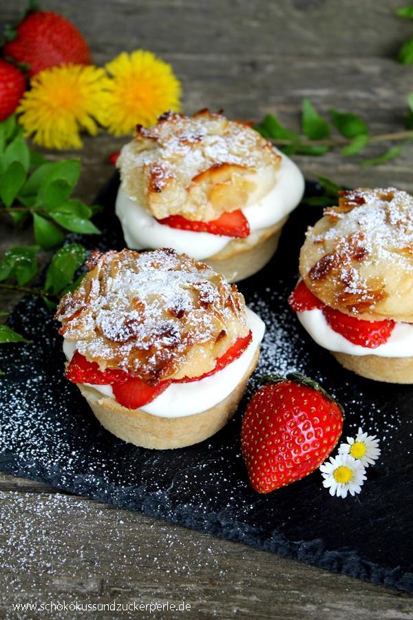 Rezeptbild: Bienenstichmuffins mit Vanillecreme und Erdbeeren