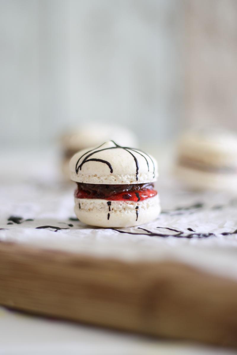 Rezeptbild: Erdnussmacarons mit Schokoladenganache und Johannisbeergelee