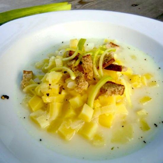 Rezeptbild: Kartoffelsuppe mit Lauch und Brotcroutons