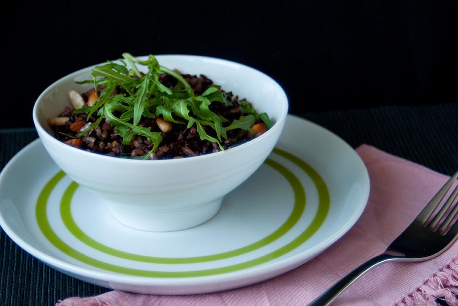 Rezeptbild: Schwarzer Reissalat mit Mandeln, Ruccola und getrockneten Cranberries