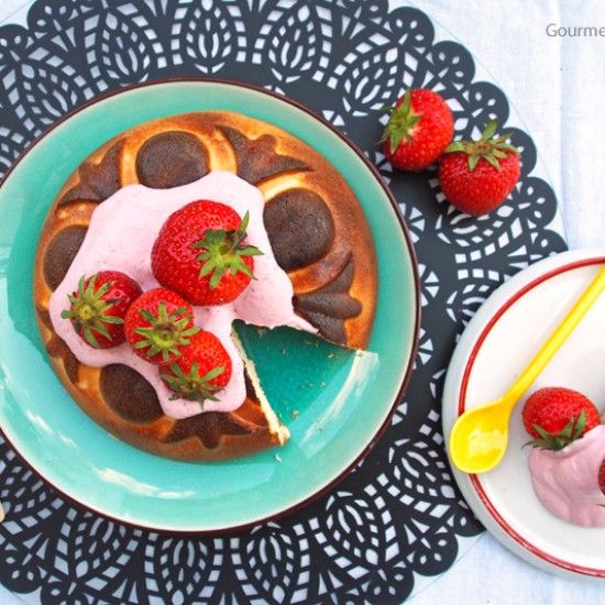 Rezeptbild: Low Carb Käsekuchen mit Erdbeer-Rosmarin-Quark