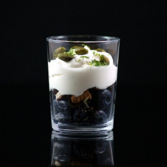 Rezeptbild: Mascarpone-Joghurt-Creme, Blaubeeren und Schokocrunch