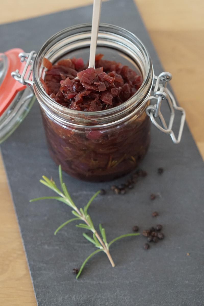 Red Onion Jam - Marmelade aus roten Zwiebeln von Mann in der Küche ...