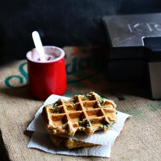 Rezeptbild: Herzhafte Sauerteigwaffeln mit Spinat und gerösteten Haselnüssen