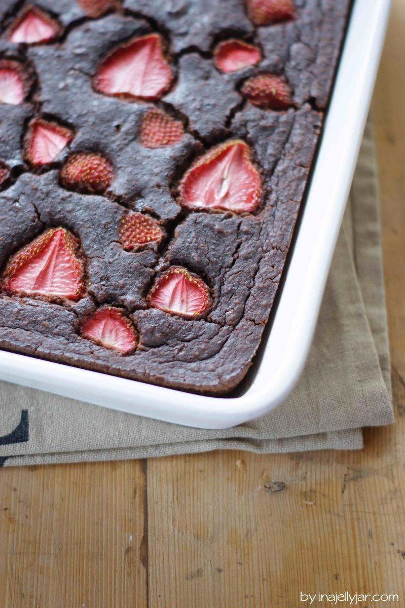 Rezeptbild: Glutenfreie Kichererbsenbrownies mit Erdbeeren