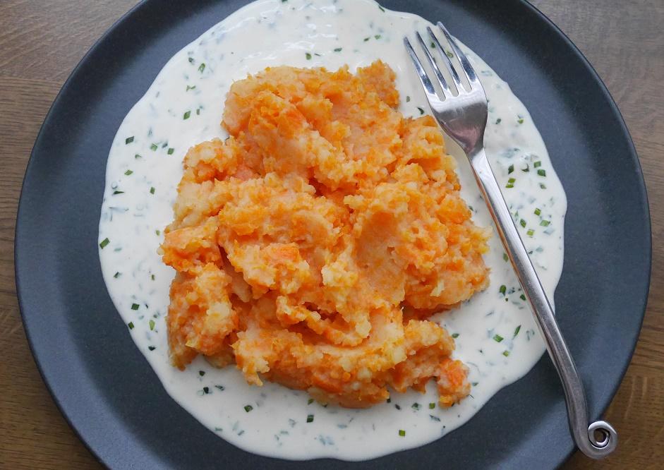 Rezeptbild: Möhren-Kartoffel-Stampf mit Schnittlauchsoße