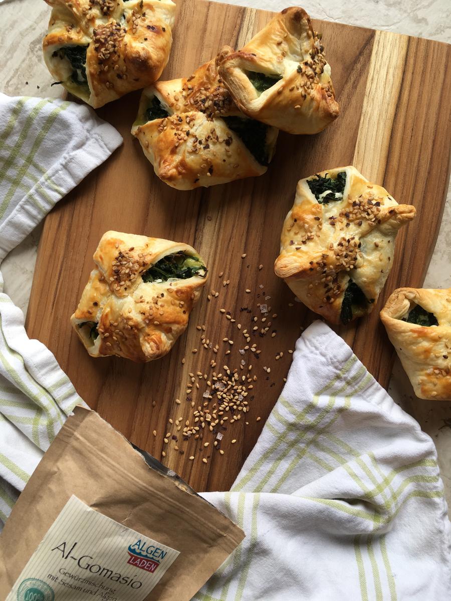 Rezeptbild: Spinat-Feta-Blätterteigtaschen
