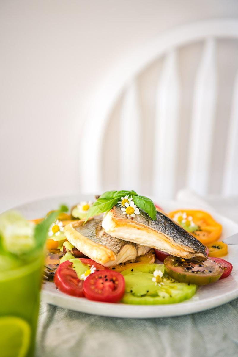 Rezeptbild: Dorade auf bunten Tomaten mit einer Rucola-Basilikum-Sauce