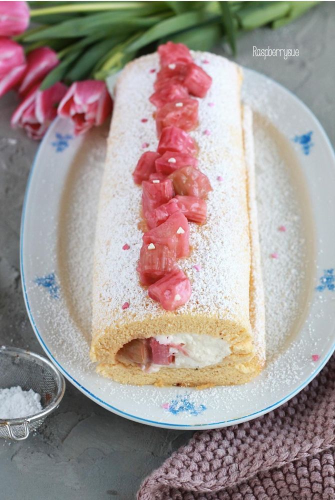 Rezeptbild: Rhabarber-Biskuitrolle