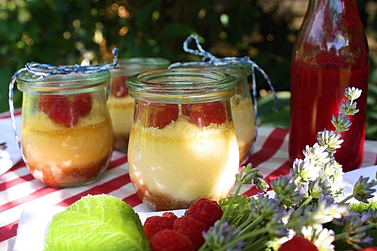 Rezeptbild: Cheesecake im Glas mit Himbeersauce