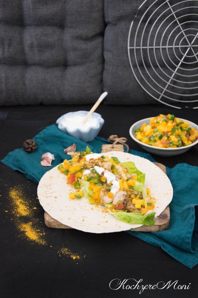 Rezeptbild: Wraps mit Currypute, Mangosalsa und Knoblauchjoghurt