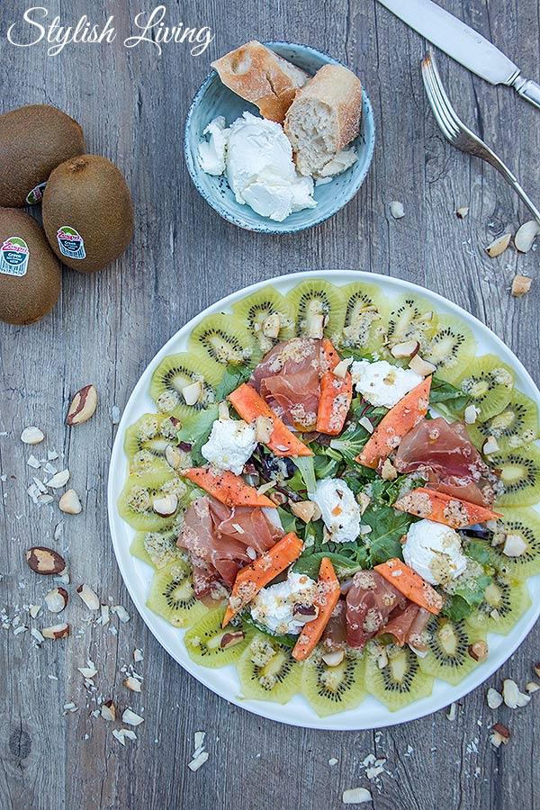 Rezeptbild: Fruchtiger Salat mit Zespri Kiwi, Papaya & Ziegenfrischkäse