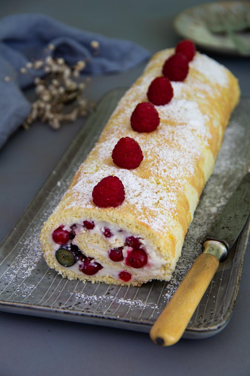 Rezeptbild: Beeren-Biskuit-Rolle mit Puddingcreme & weißer Schokolade