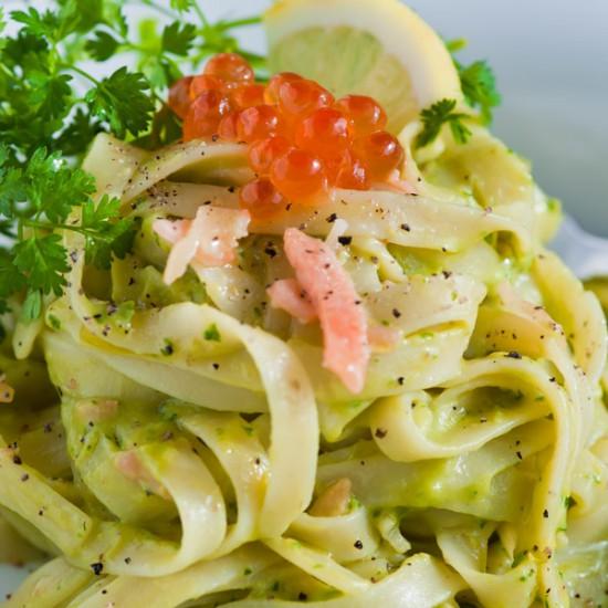 Rezeptbild: Pasta mit Avocadocreme und Räucherlachs