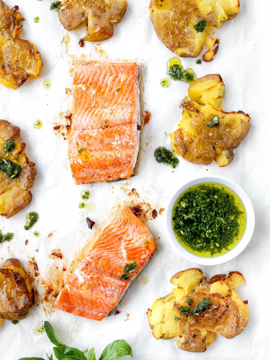 Rezeptbild: Fischfilets vom Blech mit Quetschkartoffeln und Kräuteröl