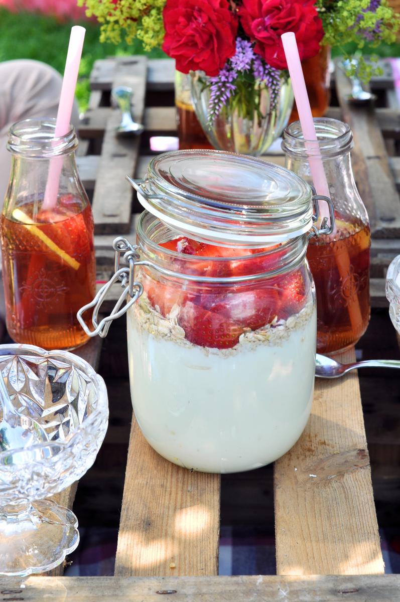 Rezeptbild: Fruchtiger Erdbeer-Joghurt mit Mandeln