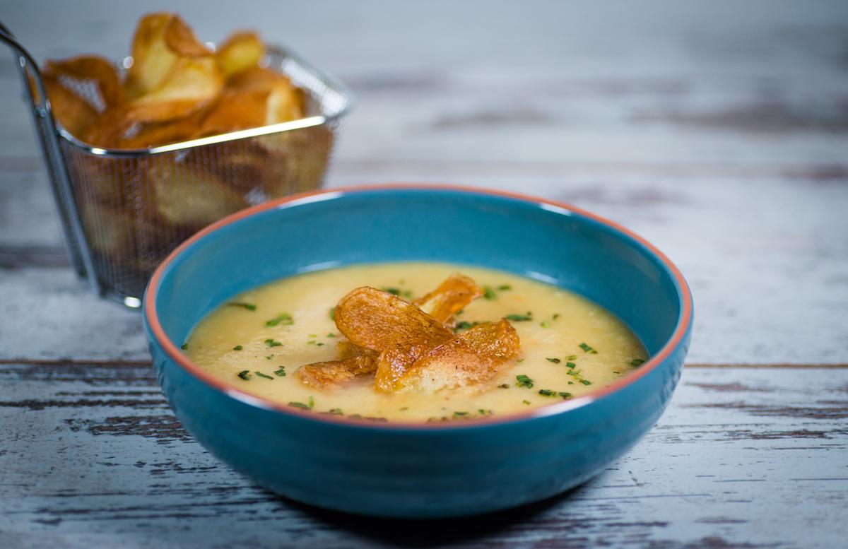 Rezeptbild: Kohlrabi-Birnen-Suppe mit Ingwer und hausgemachten Lebkuchen Chips (Laktosefrei)