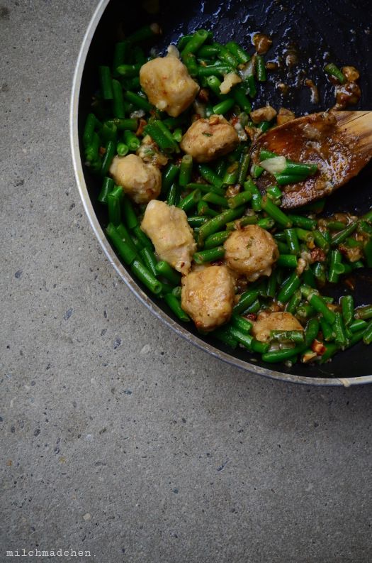 Rezeptbild: Bohnengnocchi mit Sardellenvinaigrette, Haselnüssen und grünen Bohnen