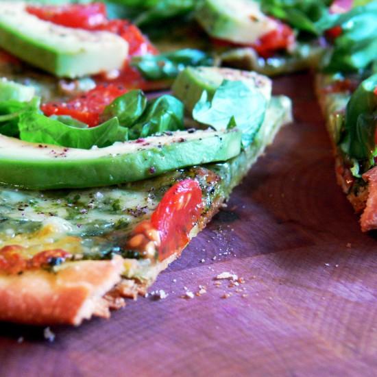 Rezeptbild: Avocado-Tomaten-Basilikum-Pizza